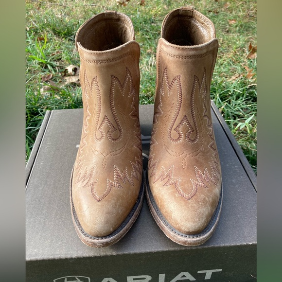 Ariat Stonewashed Booties size 9 only worn once or twice with original box - Picture 3 of 7